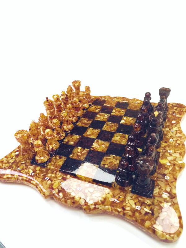 Iš Gintaro gabaliukų klijuota, geltonos ir rudos spalvos šachmatų lenta, su šachmatų figūrėlėmis