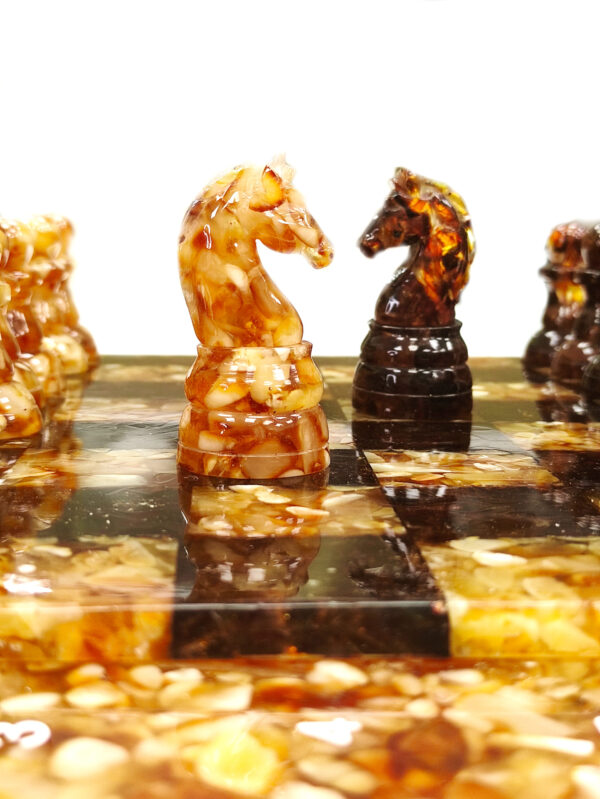 Iš gintaro gabalėlių pagaminti šachmatų figūrėlės žirgai